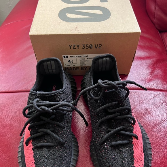 Authentic Yeezy Boost 350 V2 - Picture 4 of 5